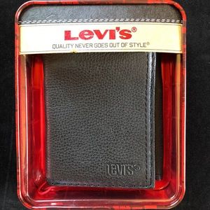 LEVI’S Black Leather Wallet ~ NWT ~ Zipper Pocket